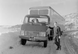Fotografi av lastebil/ møbeltransport; Ø. Hernæs & Co/ Herne