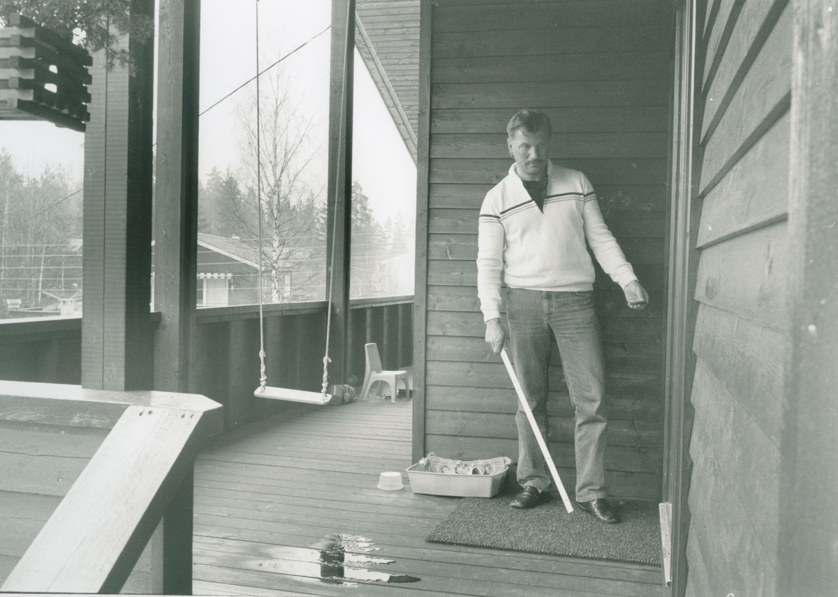 Huset til familien Rustad i Våglia ble gjennomsøkt av en innbruddstyv. Tyven fakken, men sluppet ut igjen med en gang.
Bilder bestikk, familien Rustads hus og medlemmer av familien.