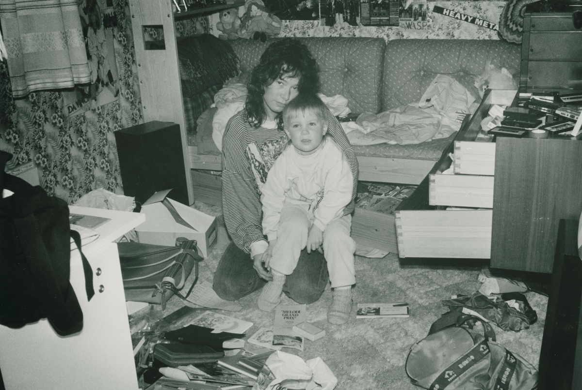 Huset til familien Rustad i Våglia ble gjennomsøkt av en innbruddstyv. Tyven fakken, men sluppet ut igjen med en gang.
Bilder bestikk, familien Rustads hus og medlemmer av familien.