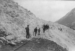 Aurabanen stengt av snøskred ved Hårstad. Sporet spas frem m