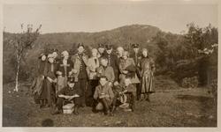 Kvinner, barn og soldater på utflukt.