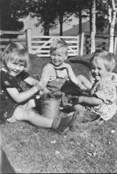 Barn leker i sandkasse