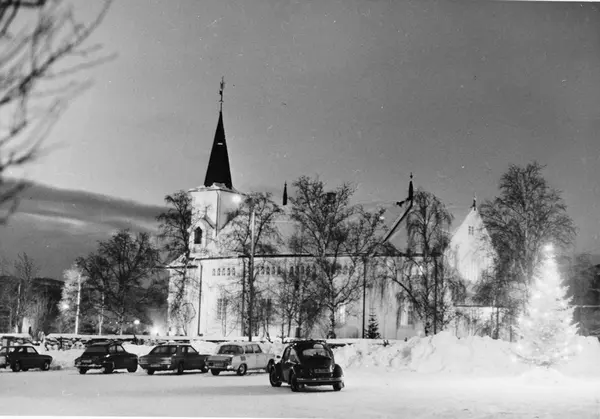 Alvdal kirke, parkeringsplasss med biler