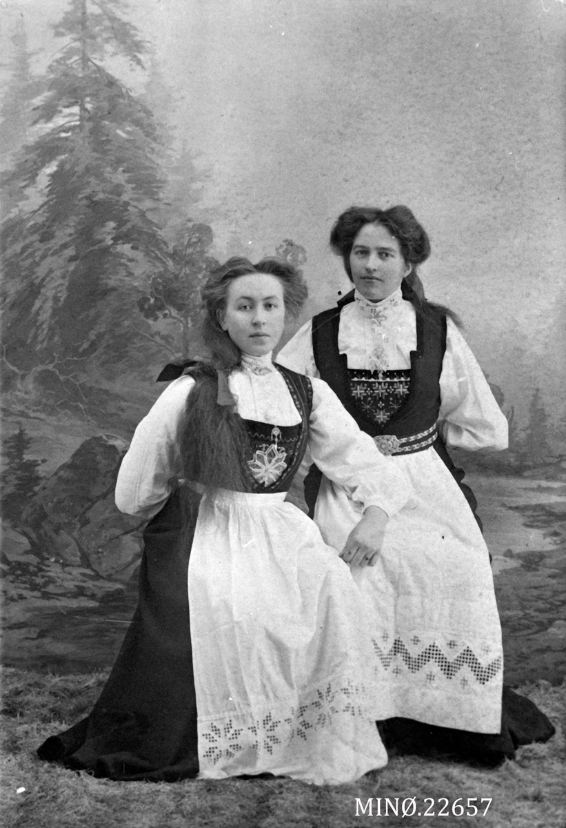 To kvinner i bunad