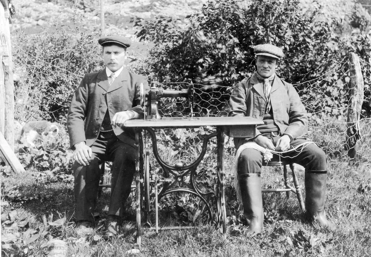 Peder Tautra og Peder Misund, bror til Ole på Bakkå. Han reiste til Amerika. Bildet er teke på Bakkå ca. 1915