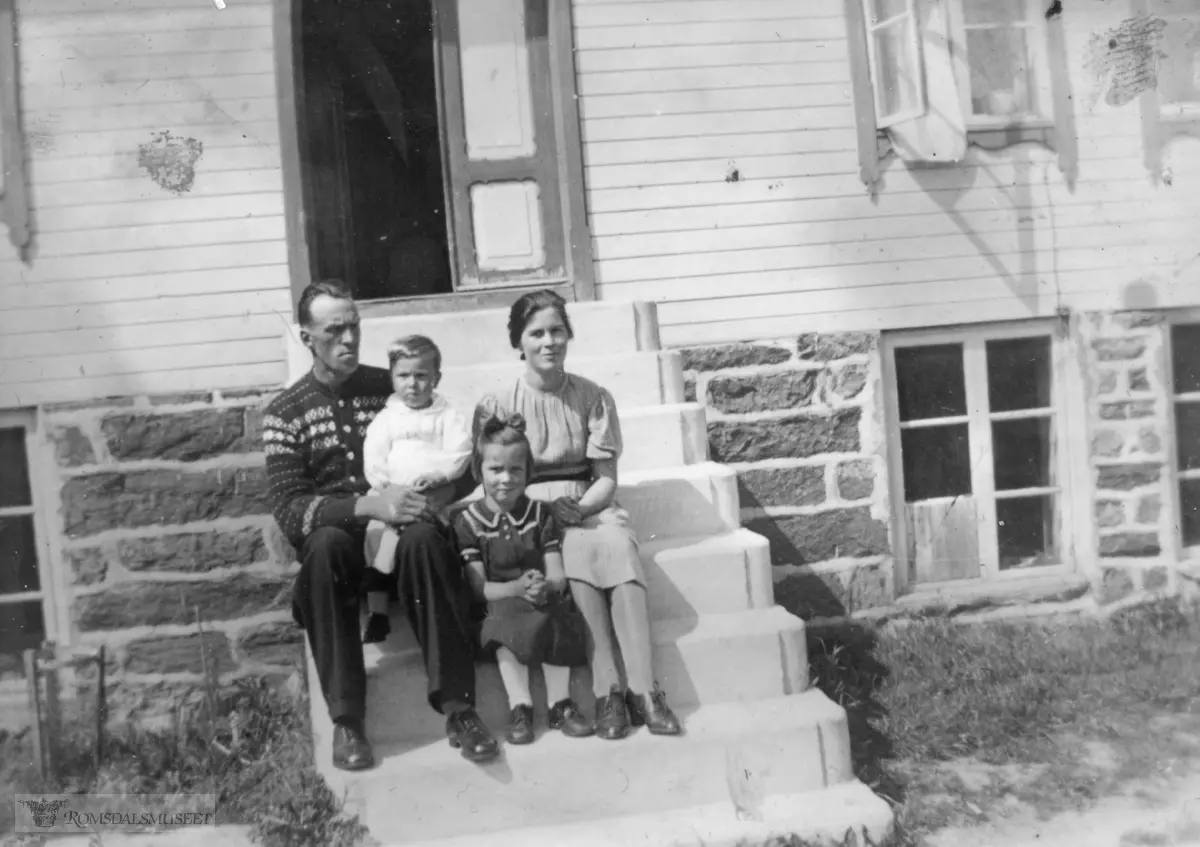 Karen og Elias Husøy gift 1935, her med barna Leif og Alida. Busett på Aukra.