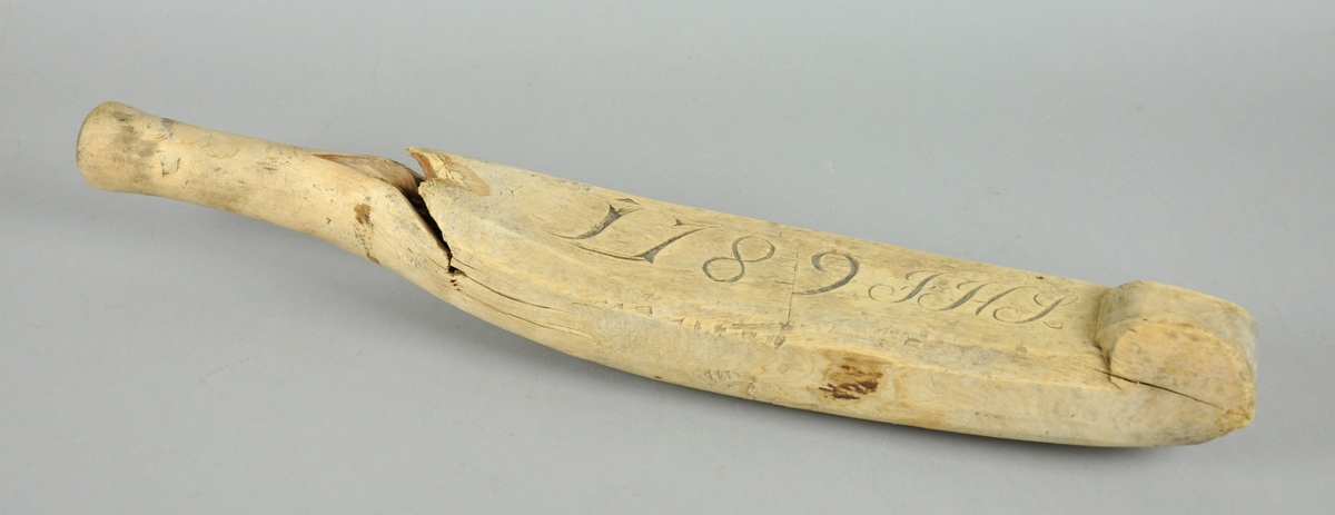 Banketre i ett trestykke, med inngravert årstall og initialer på klubben.