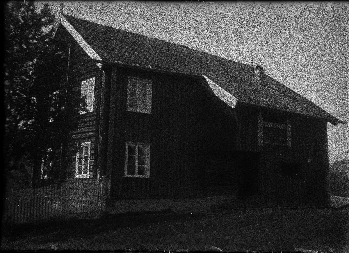 Rikard Berges fotoarkiv. Våningshus, Nordre Skoje, Sauland, Hjartdal, Telemark. Fotografert 1910.
Bilde nr. 126.

Fotografier tatt av Rikard Berge. 642 nummer. Samlingen består av negativer bladfilm. Motivene er ført inn i egen protokoll av Berge. Protokollen har tittel "Bilæt-emne"