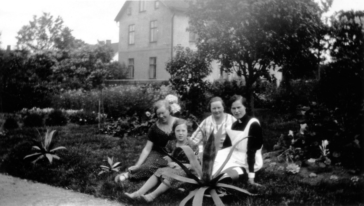 Ingrid Andersson till höger, klädd i sin svarta högtidsdräkt. Hon utbildade sig till sjuksköterska inom psykiatrin och arbetade senare vid Ryhovs sjukhus i Jönköping. Längst fram sitter Iris Arvidsson, gift Josefsson.