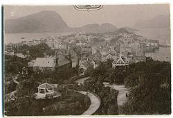 Ålesund, sett mot vest, tatt fra midt på trappene til Aksla.