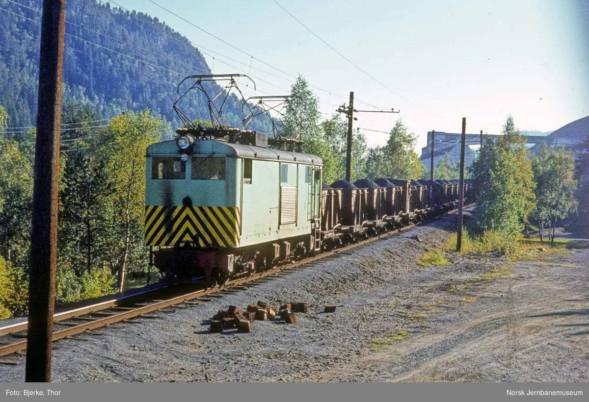 Thamshavnbanens elektriske lokomotiv nr. 1 med kistog nr. 10 på Løkken verk