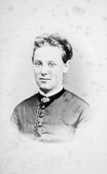 Portrett, kvinne, Kristiansund ca 1875. kjede. Fra Herlofsen
