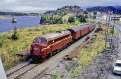 Diesellokomotiv Di 3 630 med persontog 424 fra Storlien nærm