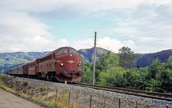 Rørosbanens dagtog 301 nærmer seg Støren, trukket av diesell