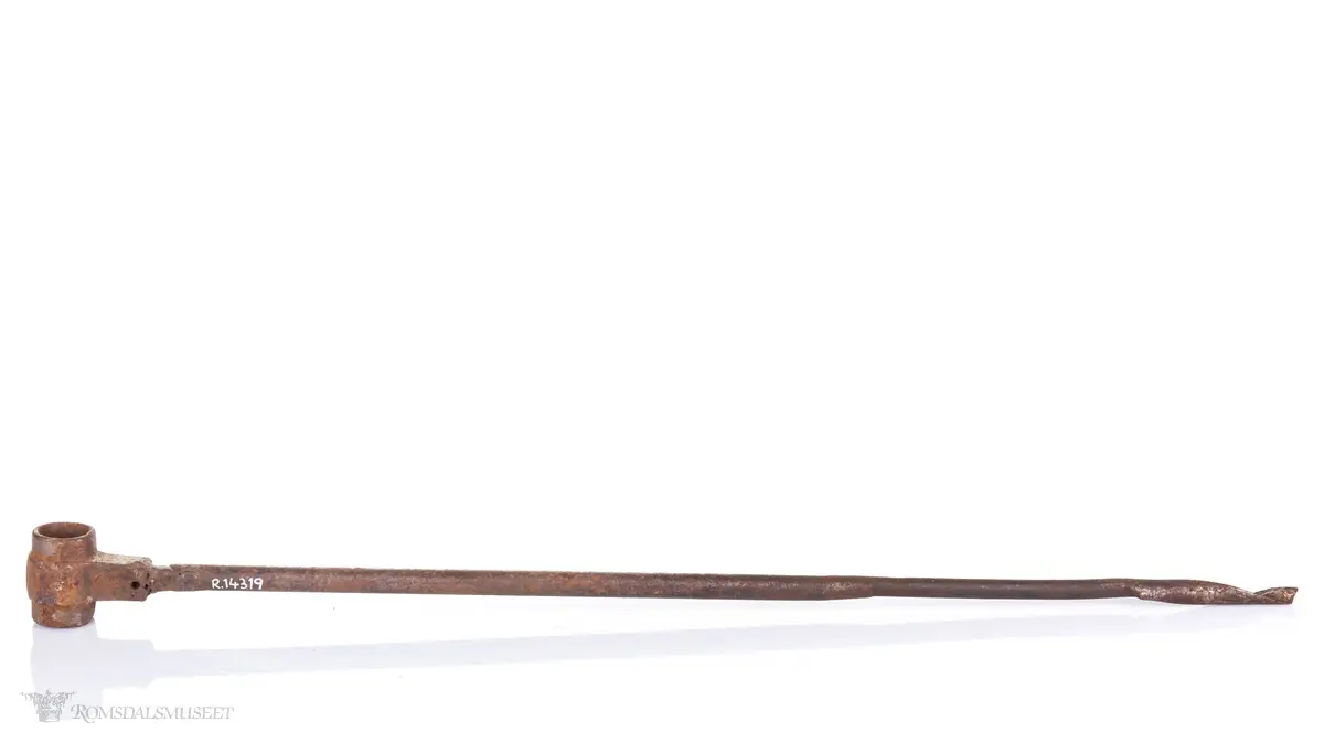 Navar med langt skaft og sylinder for feste av håndtak. Skjær forrest og skarpe sider oppetter spiralen.