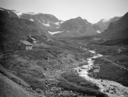 Dal ved Sognefjorden med seterhus