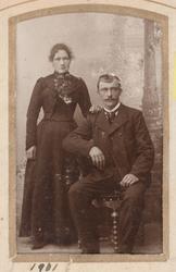 Studioportrett av et par.