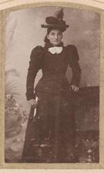 Studioportrett av en kvinne.