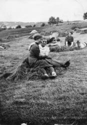 4 damer og 2 barn i høysåter