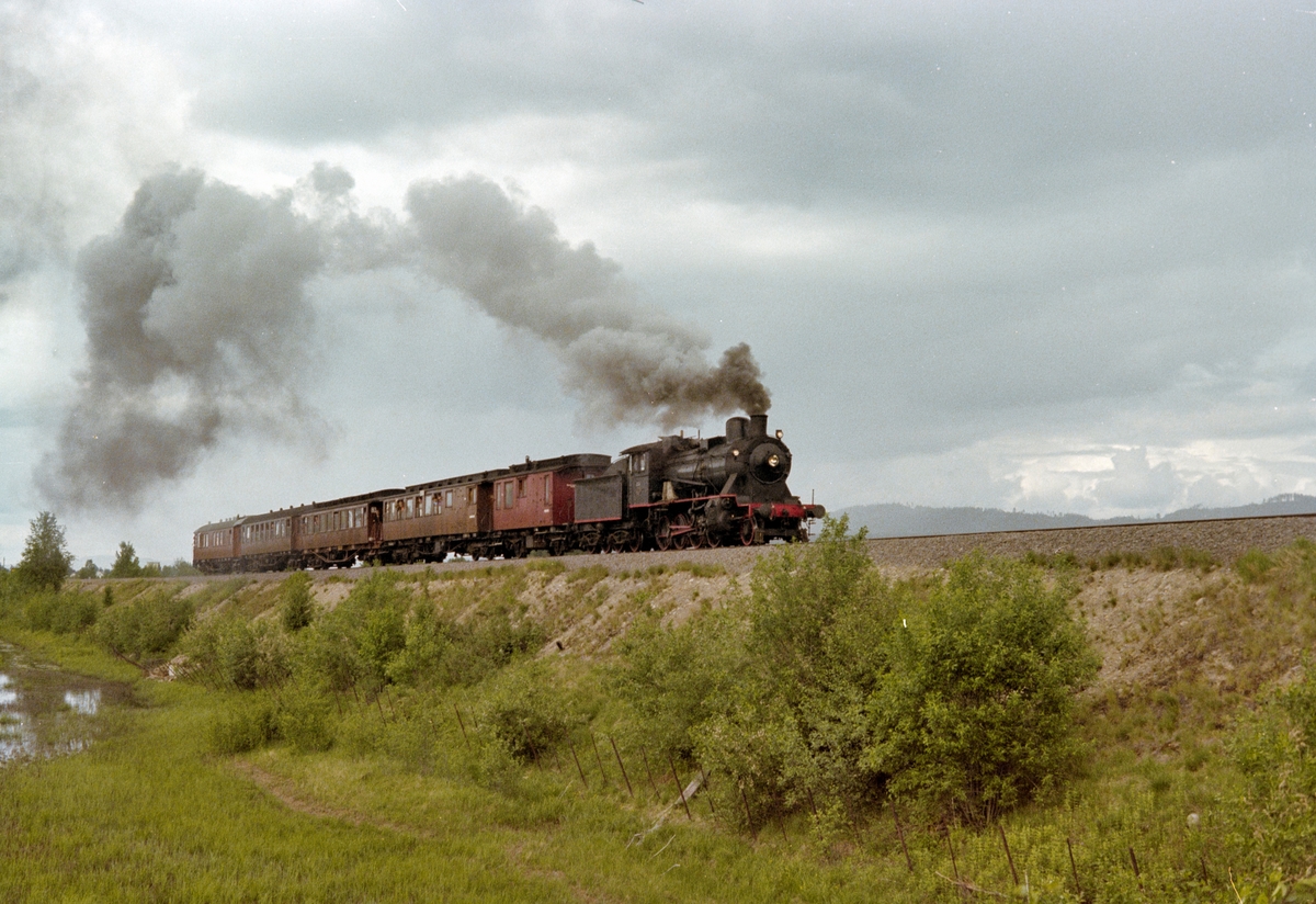 Veterantog på Solørbanen, syd for Kirkenær. Toget trekkes av damplokomotiv type 24b nr. 236.