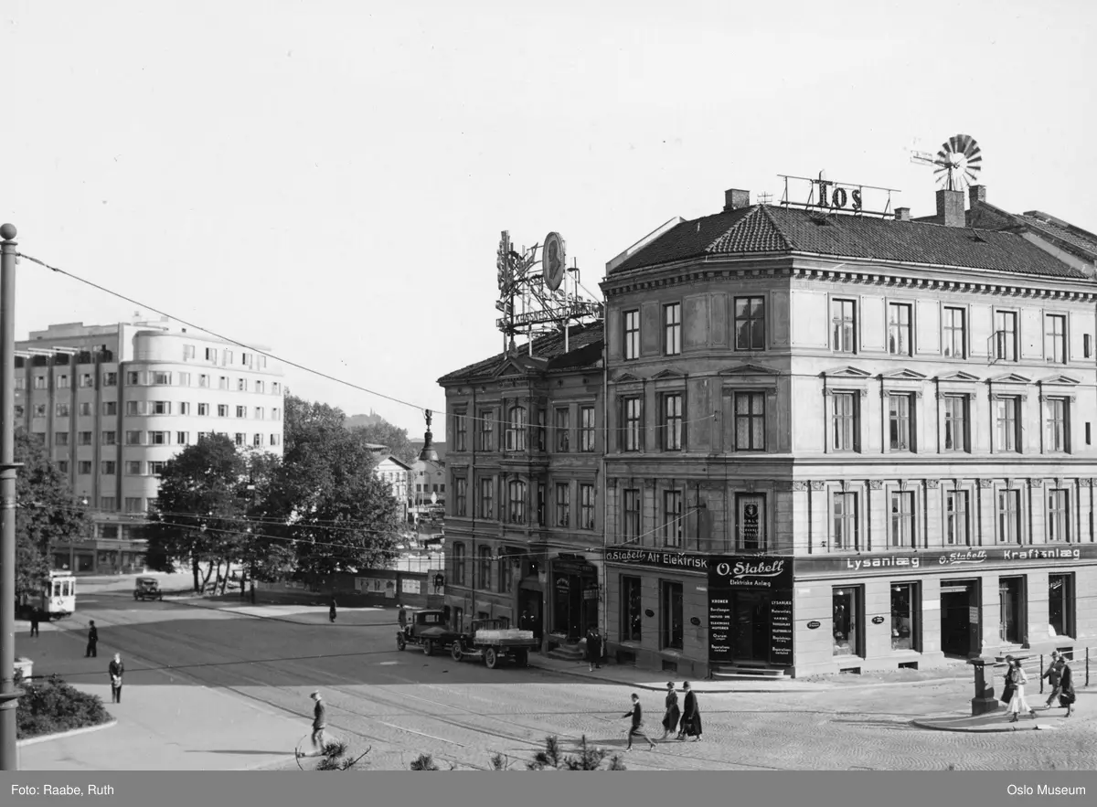 gateløp, gatekryss, biler, trikk, mennesker, bygårder, Hotel Continental, byggetomt, Tivoli