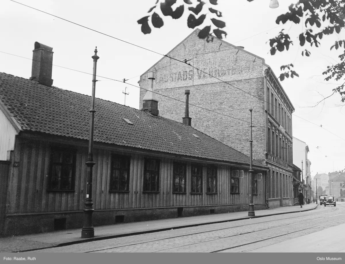 trehus, bygård, gateløp, biler, mennesker, Grønland brannstasjon