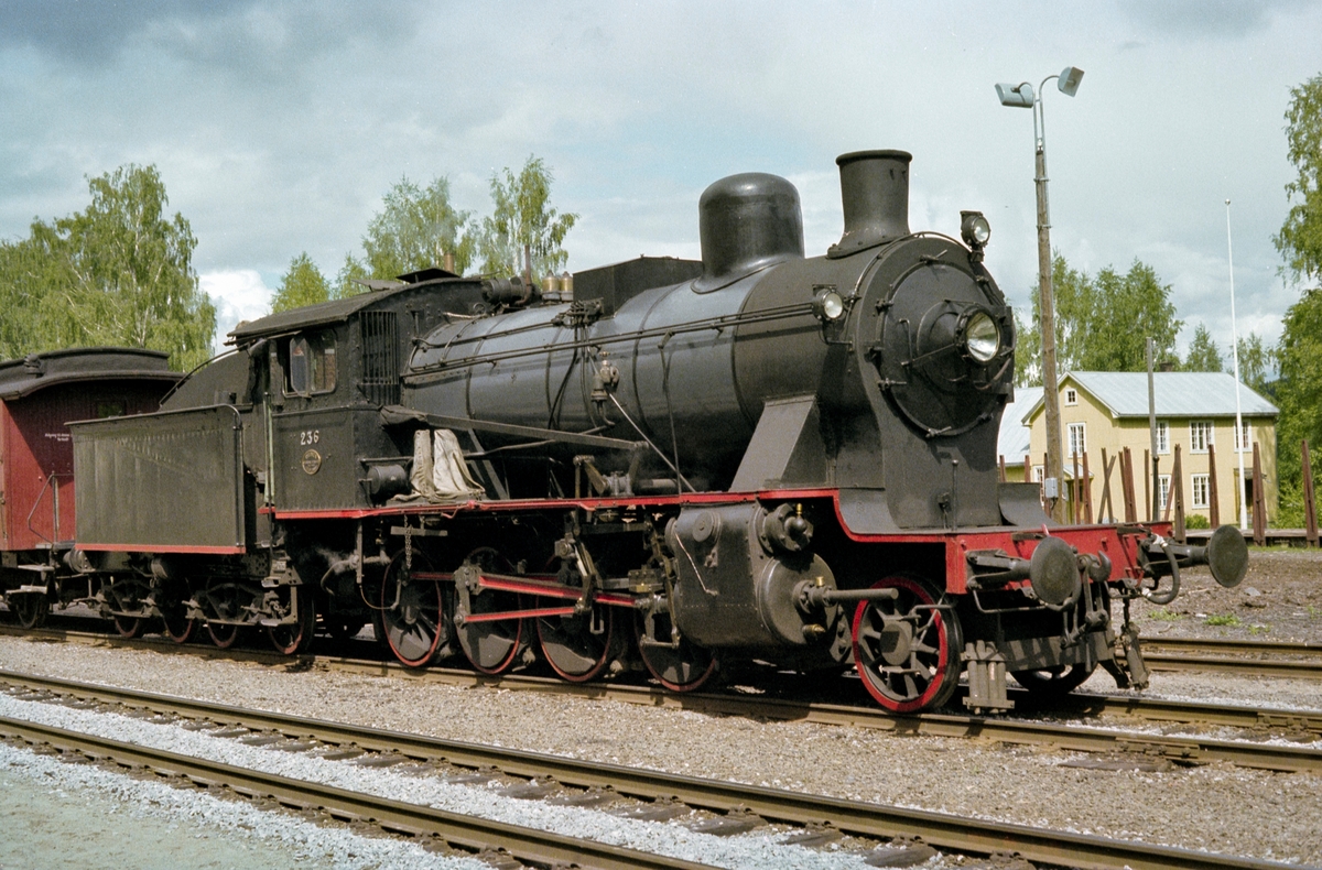 Veterantog på Flisa stasjon. Toget trekkes av damplokomotiv type 24b nr. 236.