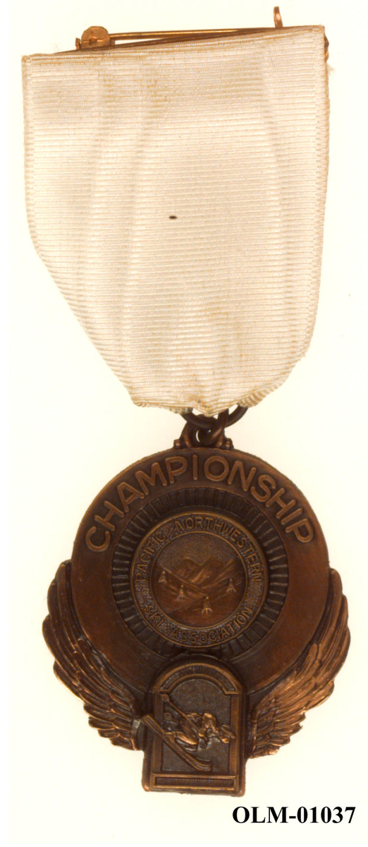 Inneholder 101 merker, pins og  medaljer.
Guttorm Berge tok tilbake samlingen 21.mai 1996.-notert i aksesjonsboken.