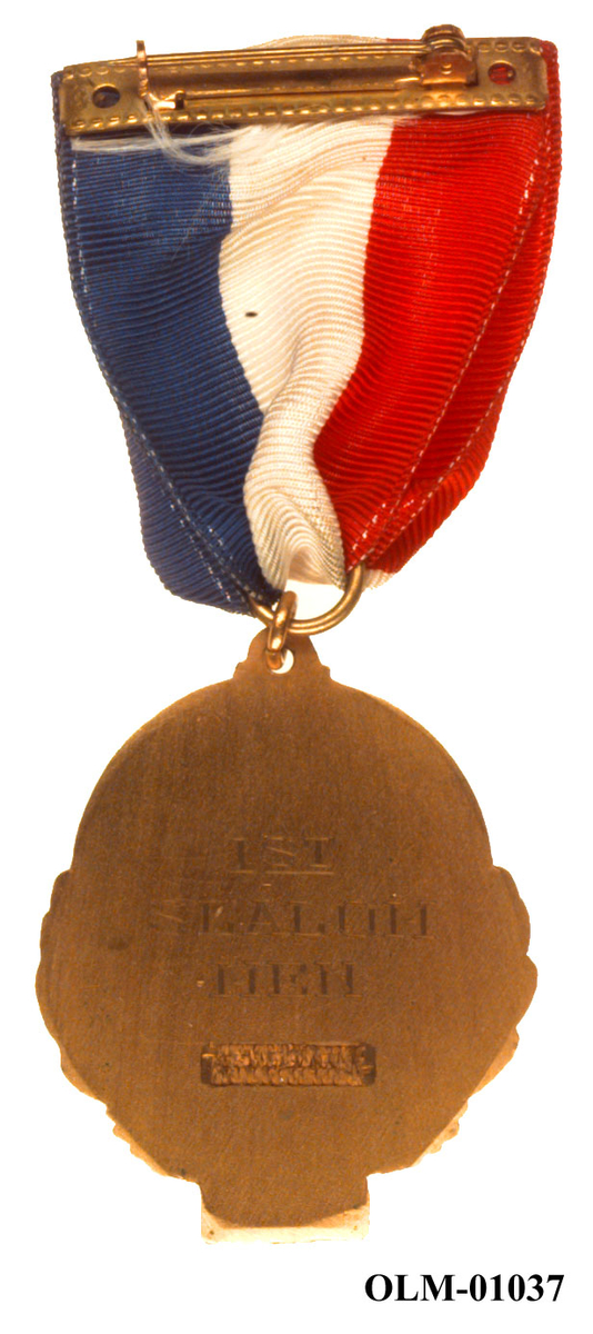 Inneholder 101 merker, pins og  medaljer.
Guttorm Berge tok tilbake samlingen 21.mai 1996.-notert i aksesjonsboken.