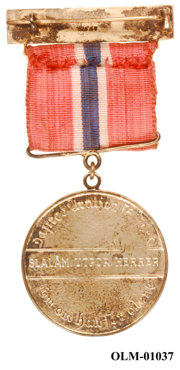 Inneholder 101 merker, pins og  medaljer.
Guttorm Berge tok tilbake samlingen 21.mai 1996.-notert i aksesjonsboken.