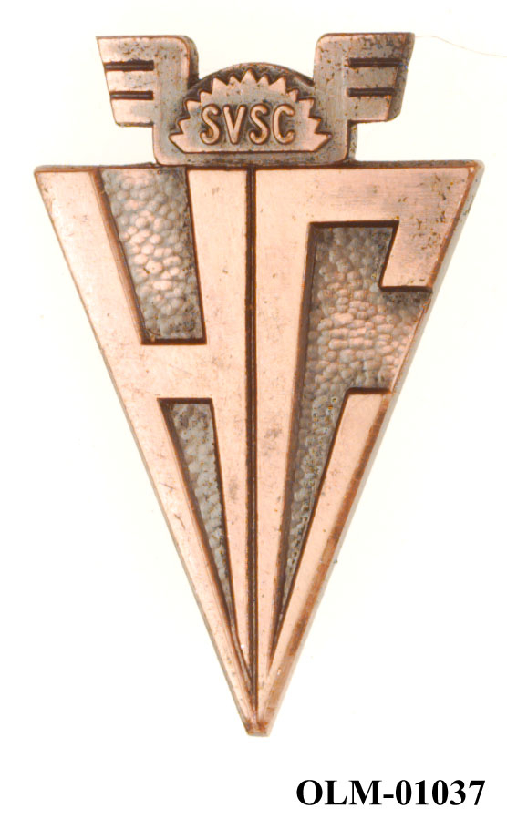 Inneholder 101 merker, pins og  medaljer.
Guttorm Berge tok tilbake samlingen 21.mai 1996.-notert i aksesjonsboken.