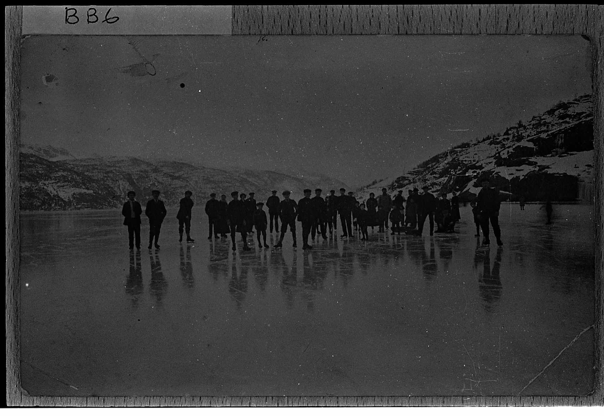 menn gutar fjord is fjell