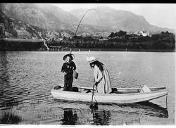 jente gut robåt elv fiskestang hus fjell