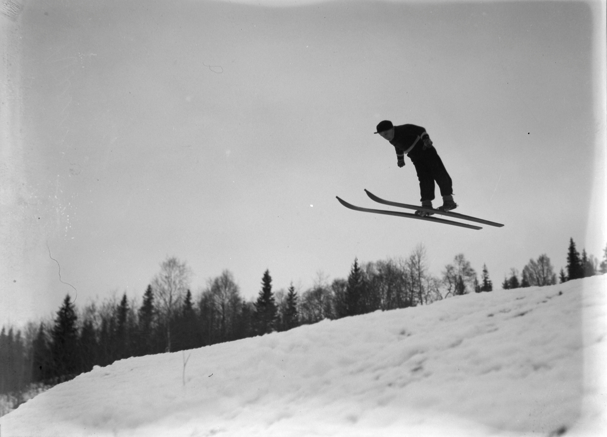 Gunnar og Verner Hrasky hopper på ski