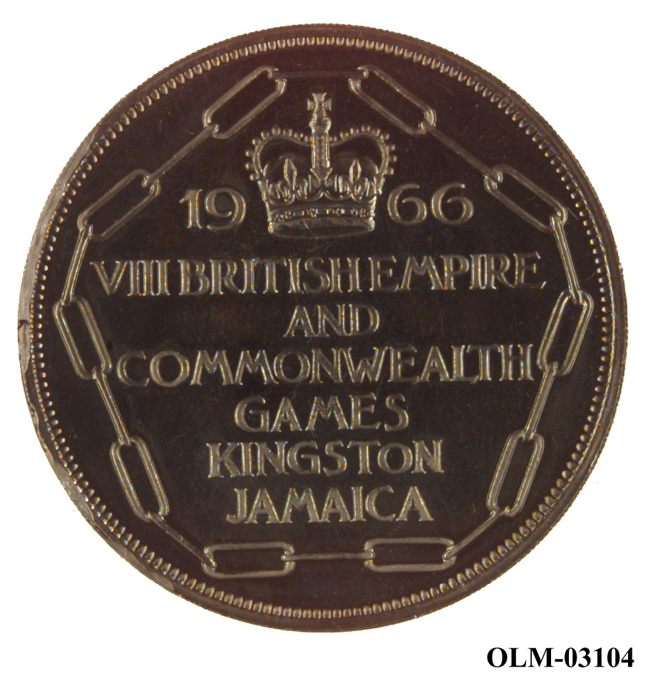 Sølvmynt med en kjede langs kanten, en krone øverst og tekst i midten. På baksiden en kvinne med fruktkurv og en mann med bue, mellom dem et våpenskjold med en krokodille øverst. Mynten ligger i en eske.