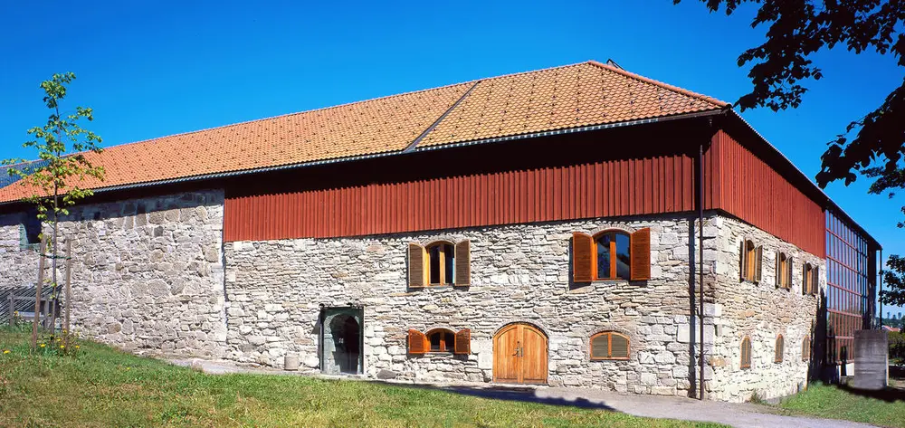 Inngangen til Aulaen på Domkirkeodden og Storhamarlåvens sydfløy.