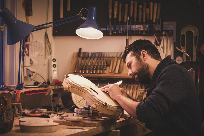 Felemakar Bård Riise Hoel i instrumentverkstaden på Valdres Folkemuseum