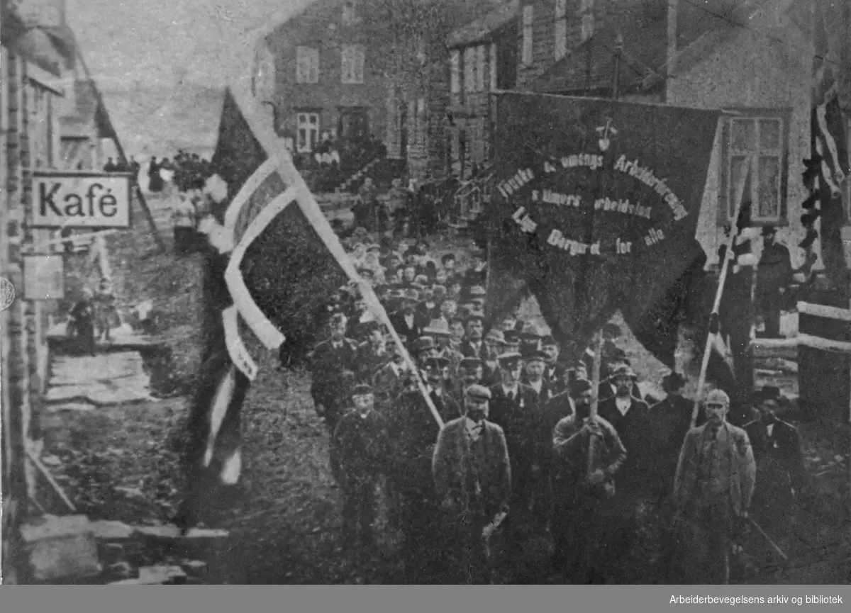 1. mai-demonstrasjon på Fauske, 1897. Dette var første gang 1. mai ble feiret nord for Trondheim. Først i toget går Fauske arbeiderforening, som dengang var den nordligste sosialdemokratiske forening i landet, stiftet bare et halvt år tidligere. Til høyre for fanebæreren går "Blekinge-Pelle".