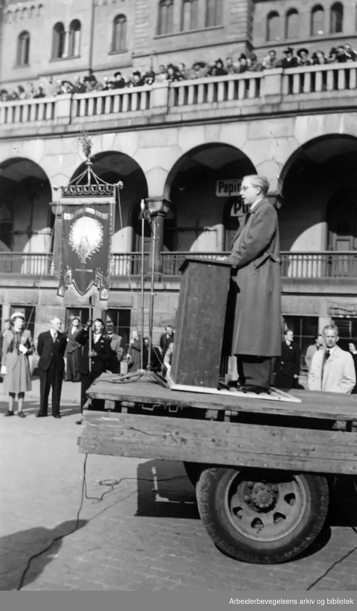 1. mai 1946, Arnfinn Vik taler på Youngstorget.