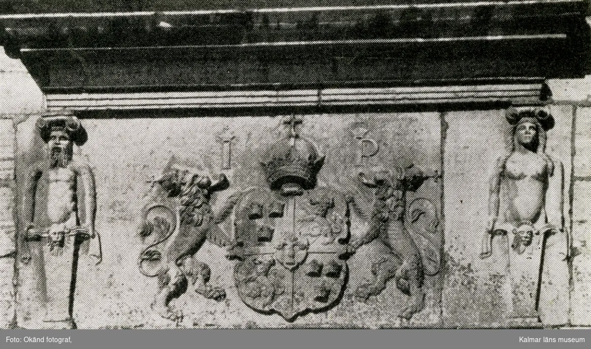 Kalmar slott: Detalj av huvudportalen med stora riksvapnet.
På vissa plåtar har Martin Olsson klistrat eltejp för att markera hur bilden skulle beskäras i boken.