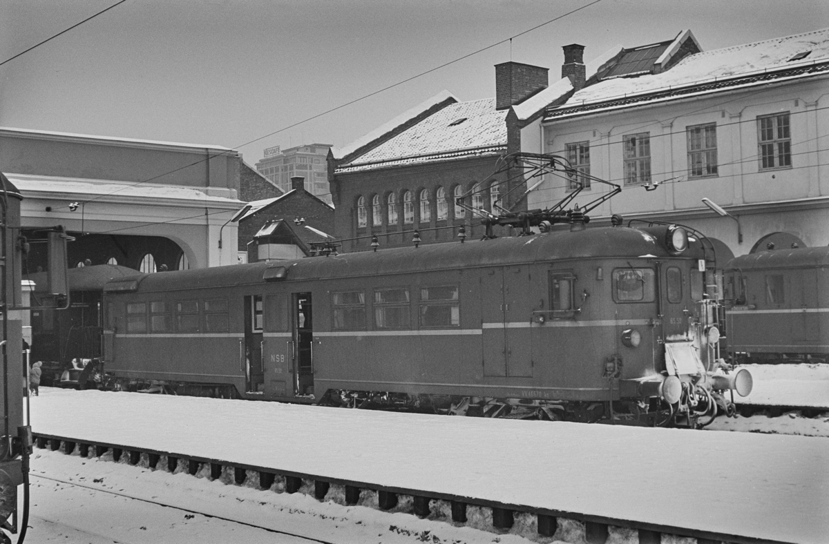 Lokaltog på Oslo Ø. Fremst i toget elektrisk motorvogn BM 65C 52.
