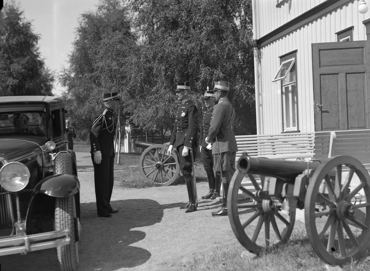 Kong Haakon på besøk i Rinnleiret militærleir