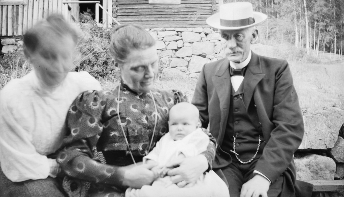 Ingerid Jorde som lite barn, med sin mor Thora Jorde (født Groth) og hennes foreldre Hanna og Carl Groth, bosatt i Moss