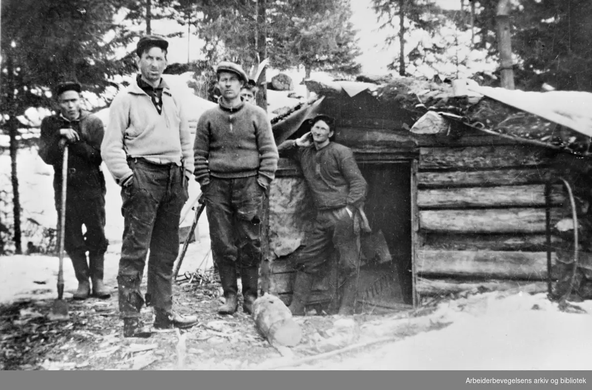 Erling Brydalseggen (til v.) og andre tømmerhoggere i Spekehygget i Brydalen på Tynset, 1937- 1938.