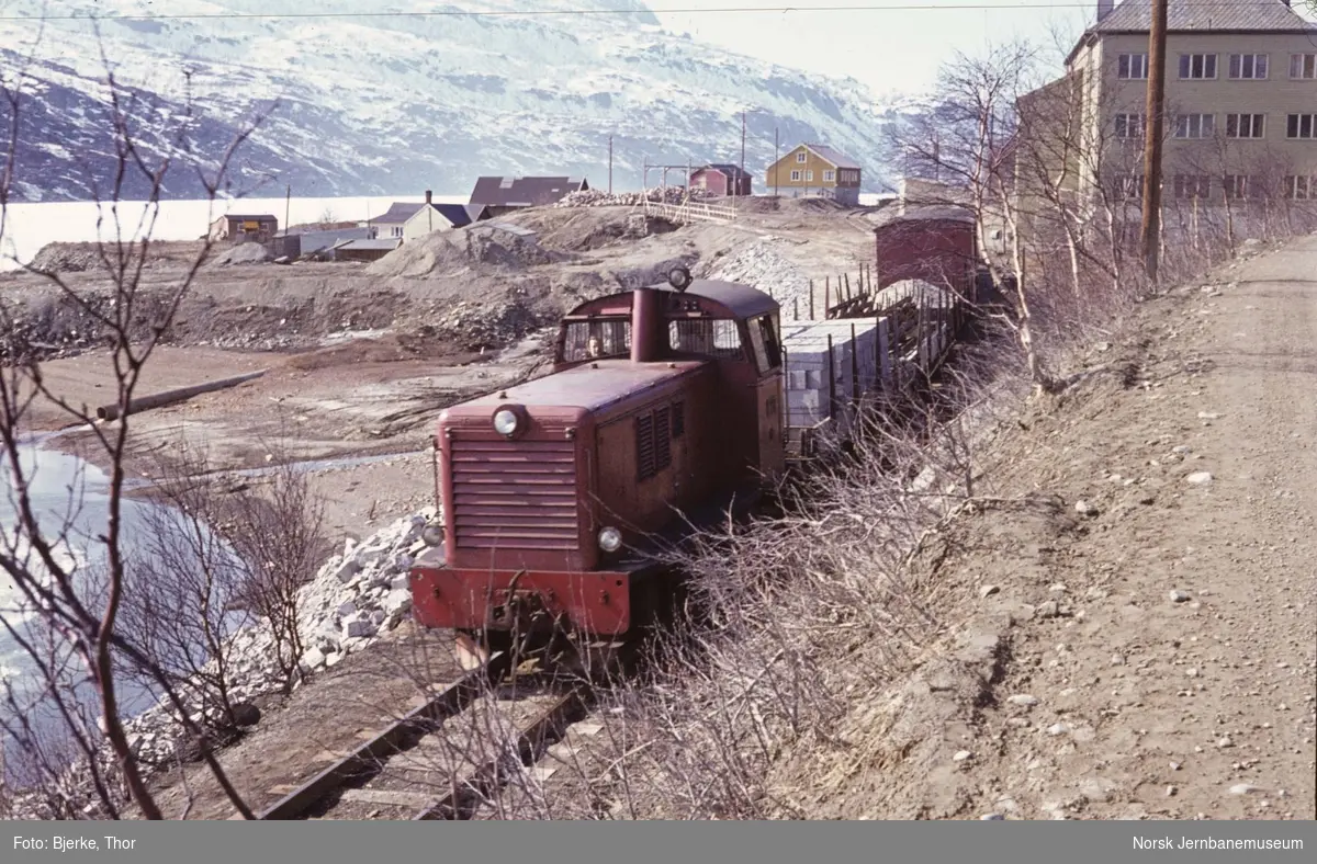 Diesellokomotivet TYR med et ekstra godstog i Sulitjelma