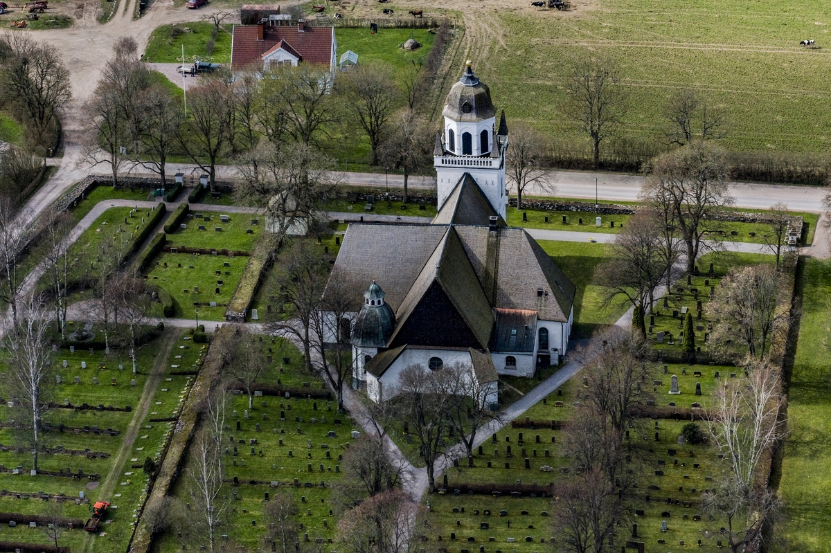 Flygfoto över Säby kyrka i Tranås kommun.