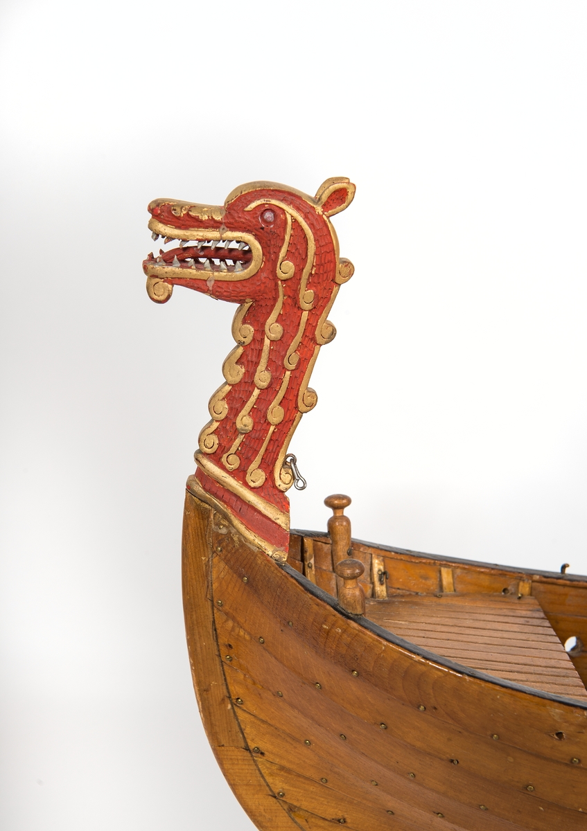 Modell av vikinga långskepp. Enligt uppgift ska skeppet föreställa "Leif Erikssons långskepp” och har varit utställd i Chicago omkring sekelskiftet 1900.
10 st åror, 2 rödas sköldar, 2 guldfärgade sköldar, 1 lösbom. Träskrå.