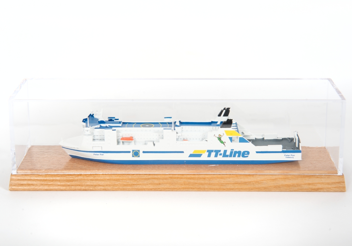 Fartygsmodell av en TT-line färja PETER PAN i liten skala.
