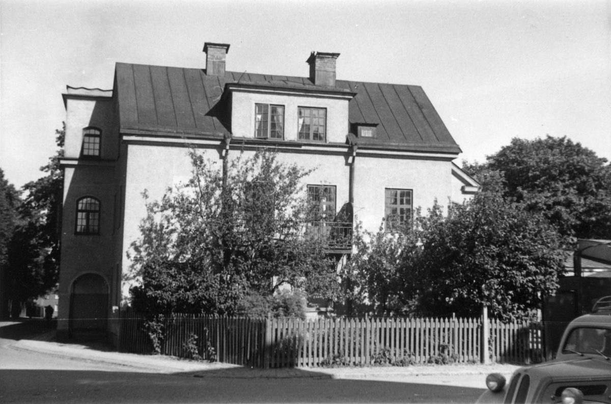 Vy mot snickerifabriken Kondoren i Norrköping Fabriken lades ned 1951.
Det var år 1862 som den unge f d byggnadsarbetaren M. Ljungqvist började med snickeriverksamhet på platsen, där han också själv bosatte sig. Snart var han också igång med att om än i blygsam skala, bygga bostäder åt sina arbetare.
Detta var själva upprinnelsen till vad som först senare skulle börja kallas Södra Förstaden. Ljungqvist var pionjären.
Fabriken brann 1912 men återuppbyggdes omgående i större skala. Den nya fabriken fick namnet Kondoren efter en allmän tomtreglering 1914.