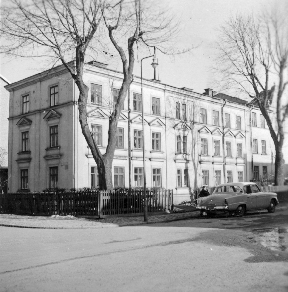 Gatufasad Nelinsgatan 19 i Norrköping. Huset byggdes på 1890-talet och kom att rivas strax efter fotografiet tagits.